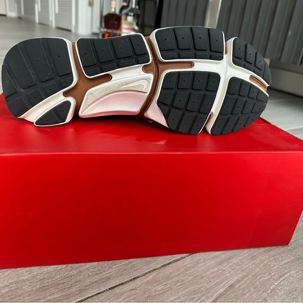 Nike - Picture 3 of 3